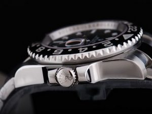 Rolex-GMT-Master-Black-Ceramic-Bezel-And-Black-Dial-Small-Calend-13_4